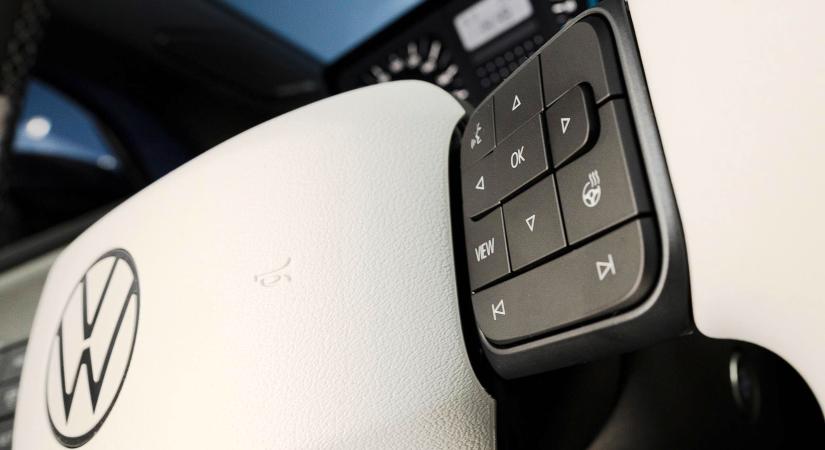 Igazi gombokkal és retró műszerekkel jön az elektromos Polo