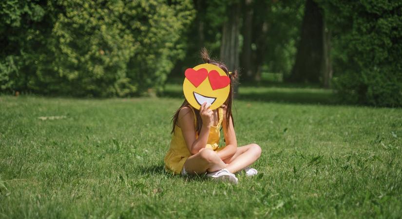 Nem megoldás: ezért nem ajánlott emojival kitakart képeket posztolni a gyerekekről
