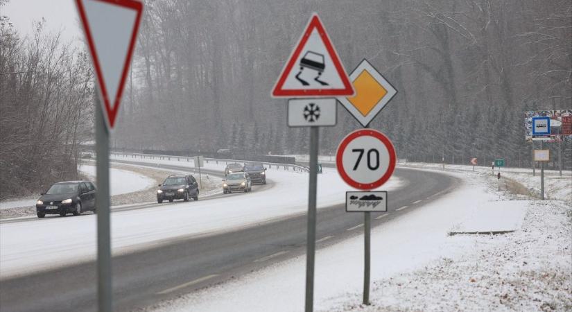 Havazás: a Közút gépei folyamatosan dolgoznak, már háromezer tonna sót használtak fel