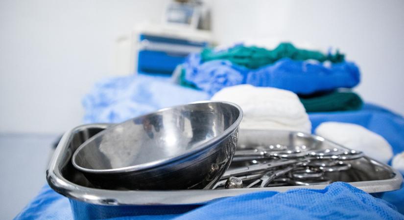 Ennyit kell átlagosan várni egy térd- és csípőprotézis-műtétre