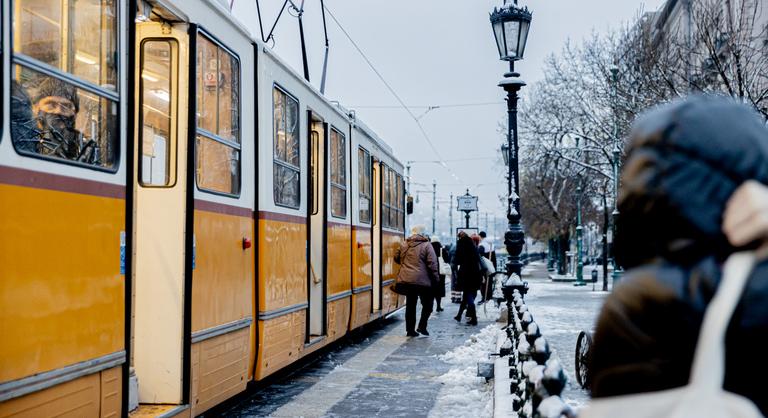 Megérkezett a hó Budapestre, több vármegyében másodfokú riasztást adtak ki ónos eső miatt