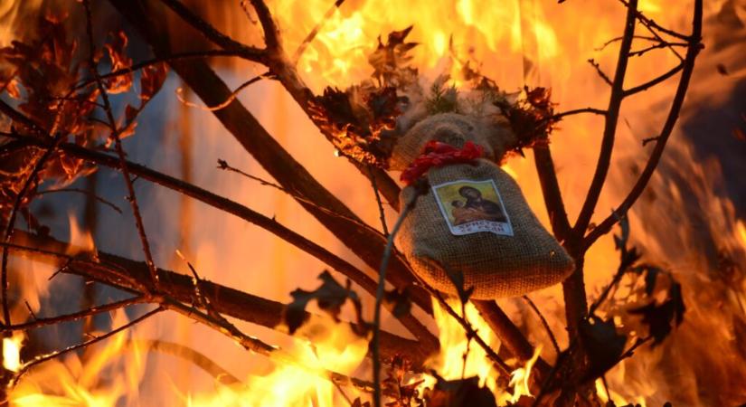 Nem lesz többé karácsonyi rönkégetés a főtéren