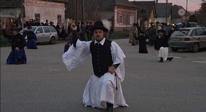 Ostorcsattogtatással búcsúztak el a 2025-ös évtől