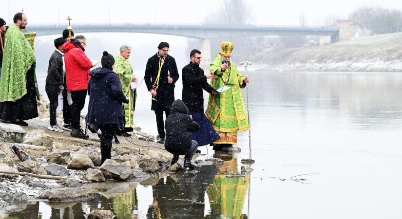 Vízkereszt Szolnokon: érsek áldotta meg a folyó vizét – galériával, videóval