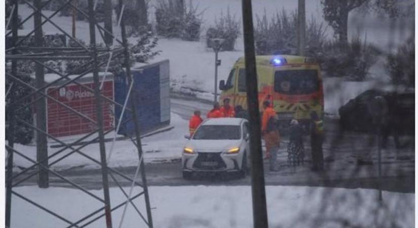 Újabb baleset történt, most Pécsen, leállt a forgalom