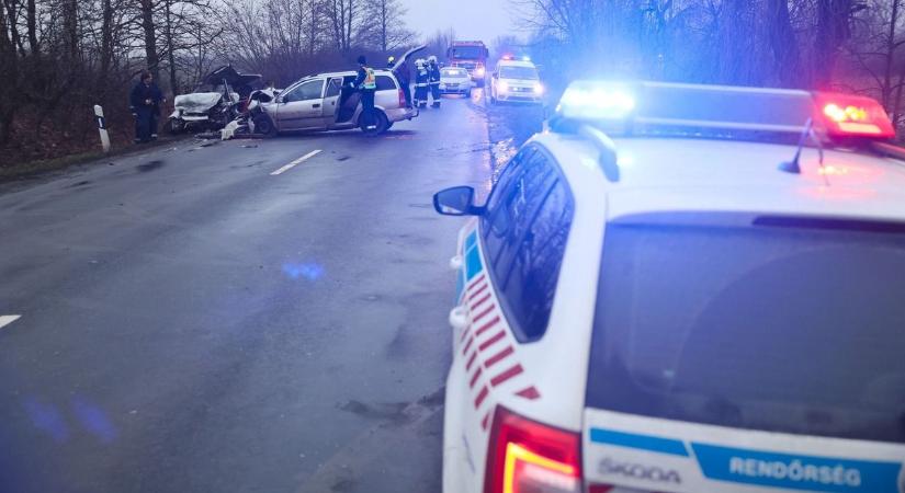 Baleset történt Komló és Határtető között – három autó ütközött