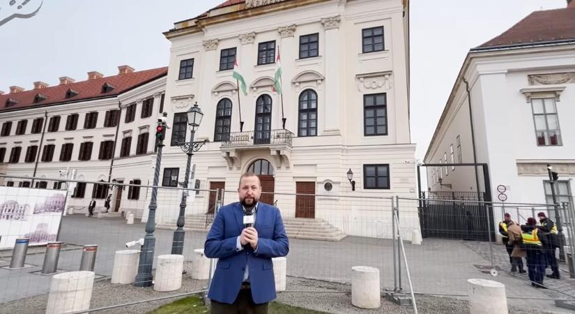 A Hatvanpusztánál zebrákat fotózó Gulyás Balázst nem engedték be Orbán sajtótájékoztatójára