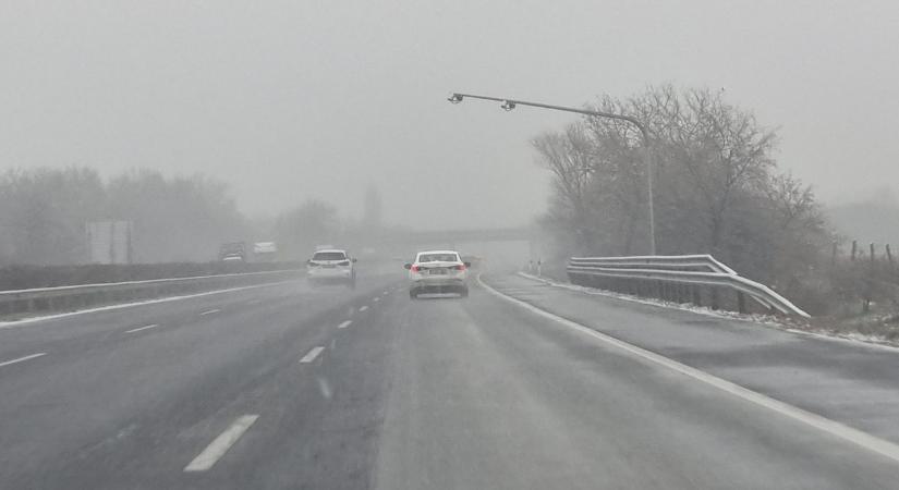 Helyzetjelentés az autópályákról, az M1-esen hatalmas a dugó (videó)