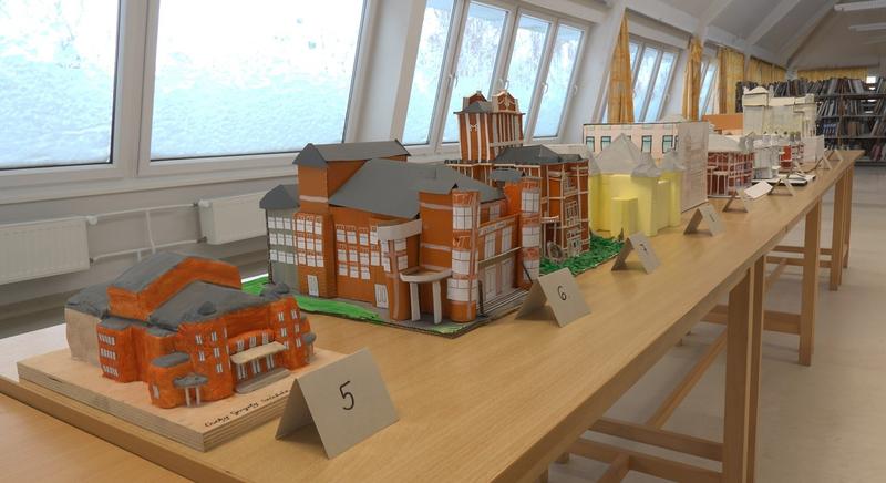 Diákok makettjein a Csiky