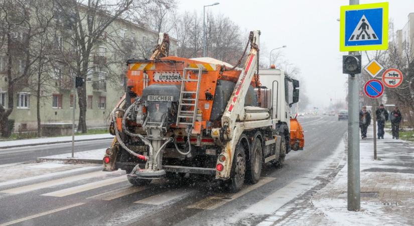Megkezdte a síkosságmentesítés a Győr-Szol Zrt.
