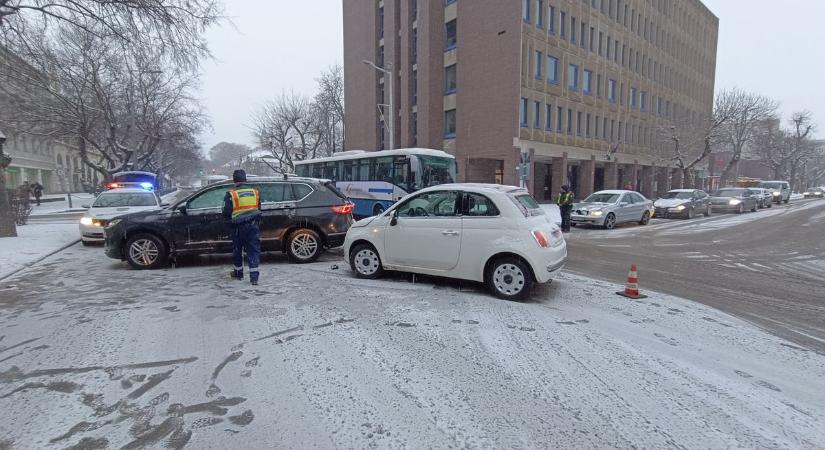 Egymást érik a balesetek a hóval belepett, csúszós utakon (képgalériával)
