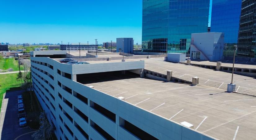 Lezárják a parkolóházak nyitott szintjeit Győrben