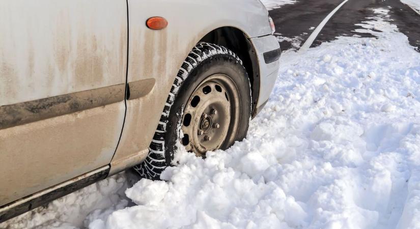 Torlódás a 46-oson, árokba borult egy autó Mezőtúr közelében