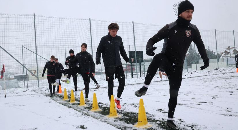 Nem volt kegyes az időjárás a Lőrinchez első edzésén, de nem csorbított a jókedven