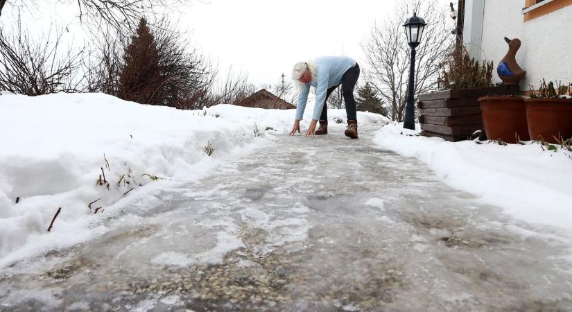 Komoly kártérítés járhat, ha a jeges járdán esik el