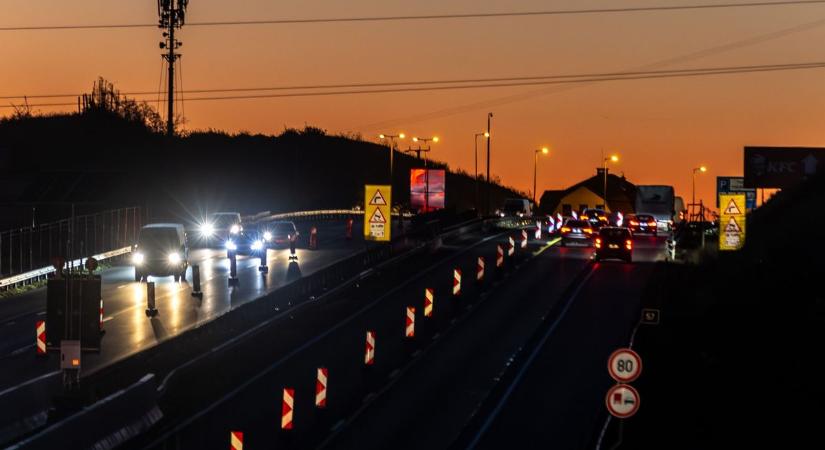 Teljes a káosz az utakon: balesetek sorozata bénítja az M1-est