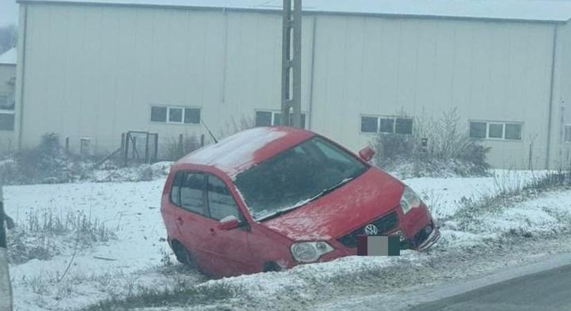 Árokba csúszott egy személygépkocsi, ottragadt