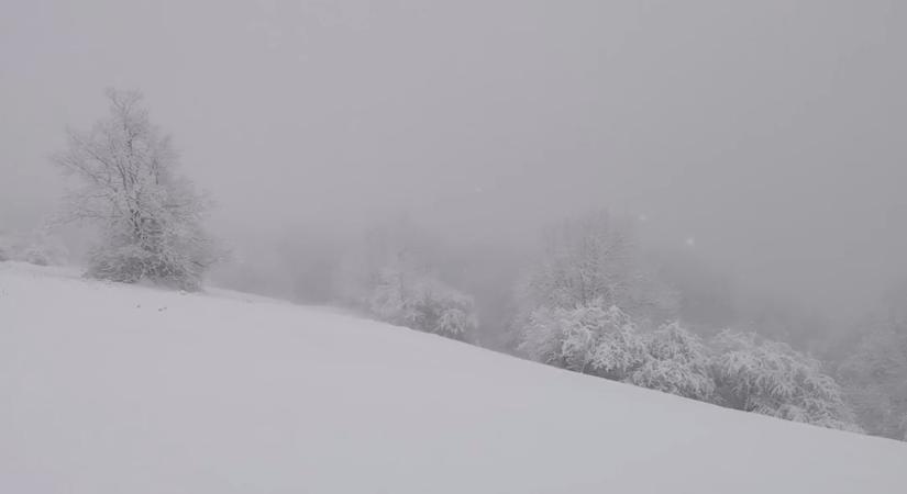 Kiadták a másodfokú riasztást, friss térképet közöltek: ennyi hó eshet szerda reggelig