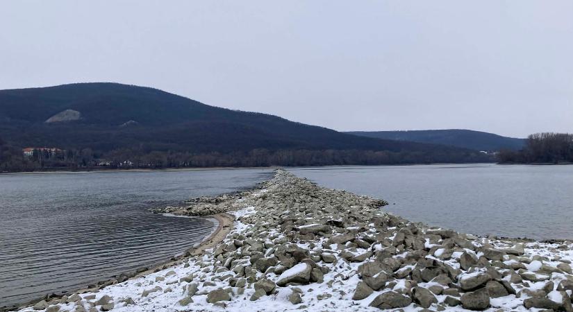 Kettényílt a Duna Magyarországon, bődületes dolog lóg ki a folyóból, a közepéig ér a látványosság