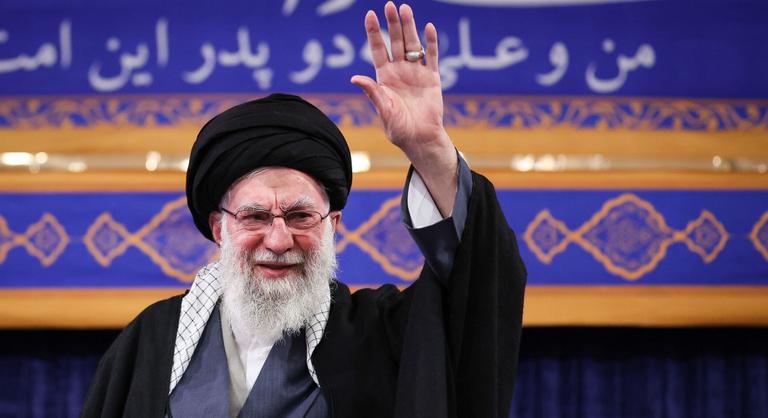 Csomagol Irán legfelsőbb vezetője, Vlagyimir Putyinhoz menekülne