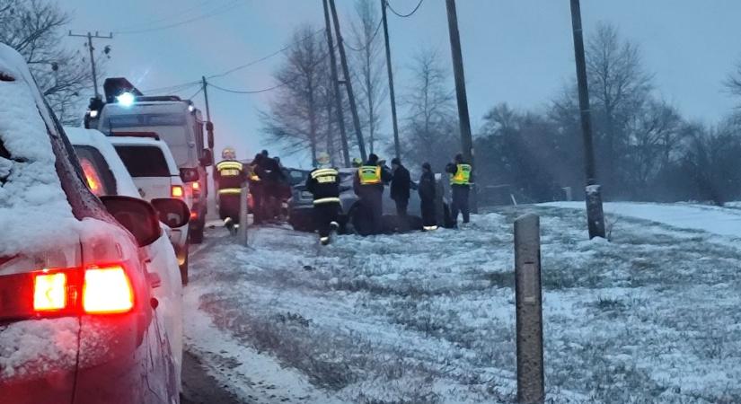 Összeütközött két autó a 86-oson - Két embert a tűzoltók szabadítottak ki