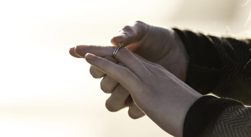 Hamis gyémántgyűrűvel kérte meg idős áldozata kezét egy internetes csaló