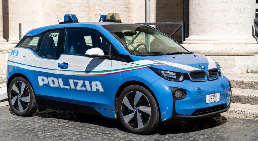 Megindult a rendkívüli hajtóvadászat – páncélozott pénzszállítót ért súlyos támadás az autópályán Olaszországban