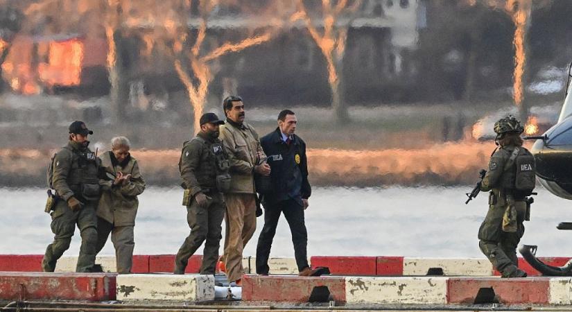 Az elhurcolt venezuelai elnök már bilincsben vár a bíróságon