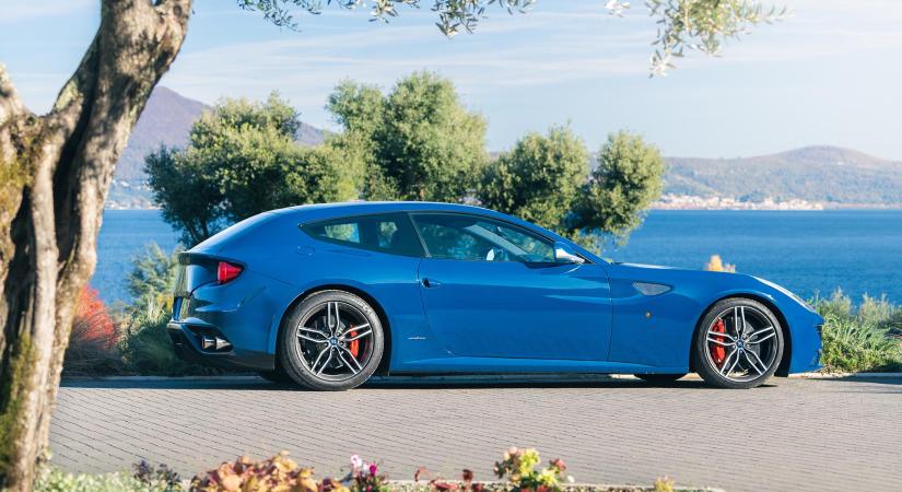 Szövetkárpitos céges kombit kínálnak eladásra. Ja, egy Ferrari az