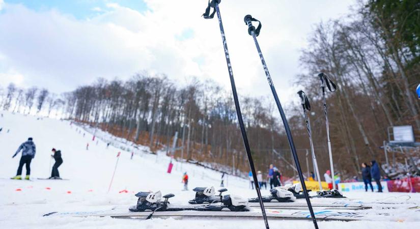 Indul a sepsiszentgyörgyi síszezon: új parkolórendszerrel és buszjáratokkal várják a síelőket