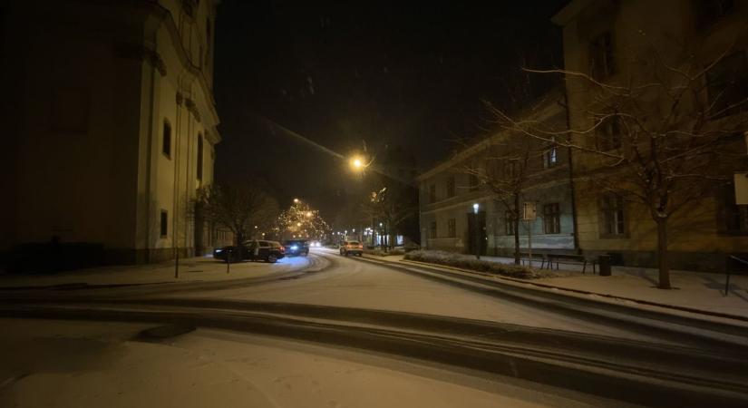 A hóval megérkezett az igazi tél Hevesbe - már most gondok vannak az egyik vasútvonalon - fotókkal, videóval