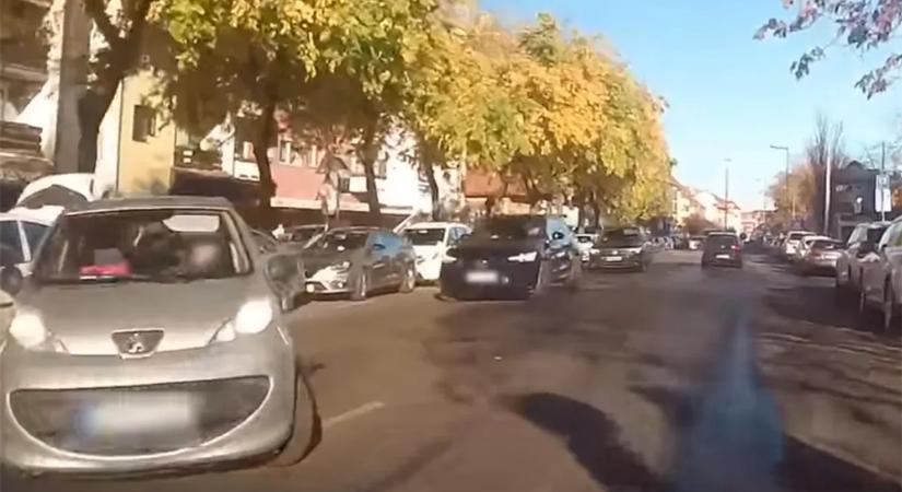 Meglátott egy parkolóhelyet, egy mozdulattal három autót tört ripityára
