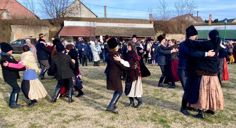 Ostorcsattanással űzték el az óévet Dunaföldváron (képgalériával, videóval)