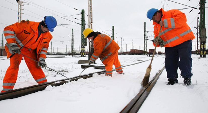 Havazás Budapest környékén: megadta magát a MÁV a váci vonalon, frontális karambol az M1-esen Biatorbágynál