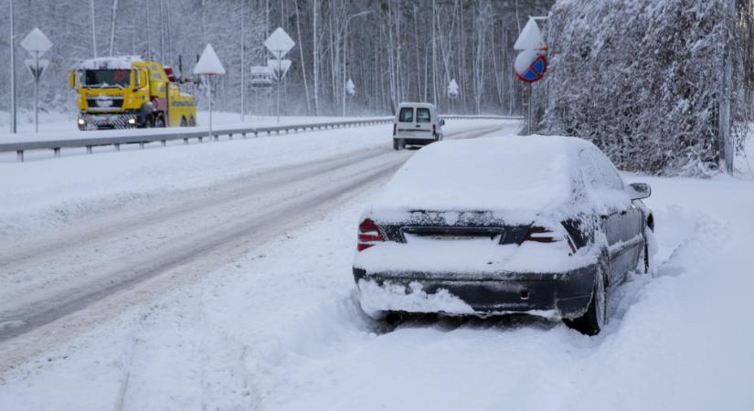 Több helyen lassítja a közúti és a vasúti közlekedést az intenzív hóesés