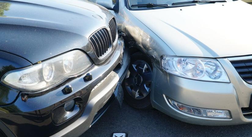 Durva karambol az M5-ös autópályán, három autó ütközött