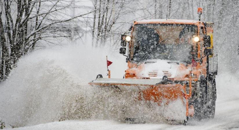 Folyamatos a munka: éjjel-nappal takarítják a havas, jeges utakat
