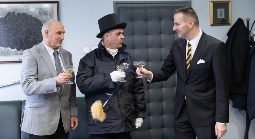 A halálos veszedelem elkerülte a térséget – idén is kéményseprők hozták a szerencsét (galéria, videó)