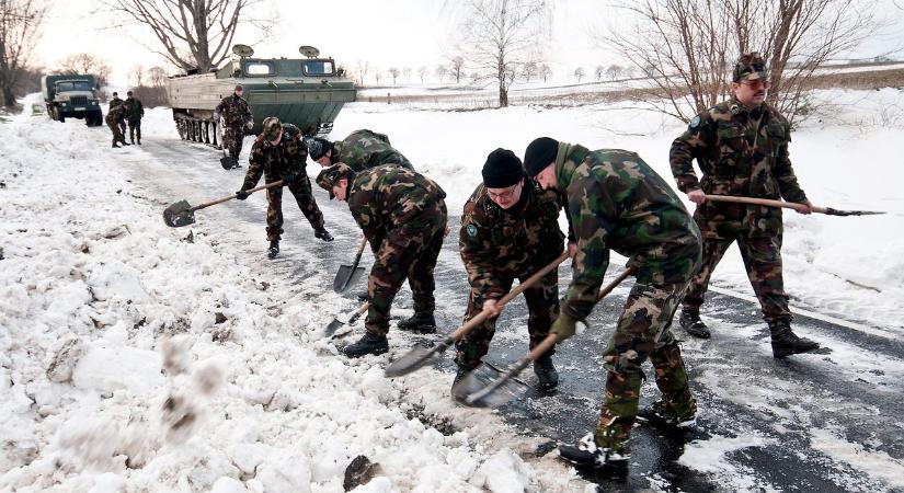A Magyar Honvédség teljes készenlétben – Operatív Törzs koordinálja a rendkívüli hóhelyzet elhárítását