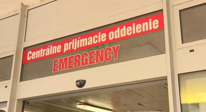 Fojtogatta az ápolónőt egy dühöngő beteg Pozsonyban, 15 rendőrnek kellett megfékeznie az agresszív családot