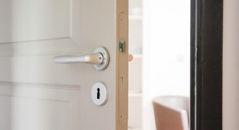 Ezért lehet életveszélyes éjjelre bezárni a lakásajtót