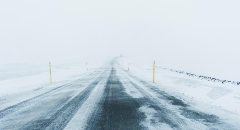 Már komoly közlekedési gondokat okoz a hó: erre készülj, ha útnak indulsz kocsival
