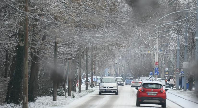 Késnek a buszok, latyakosak az utak a nagy havazástól