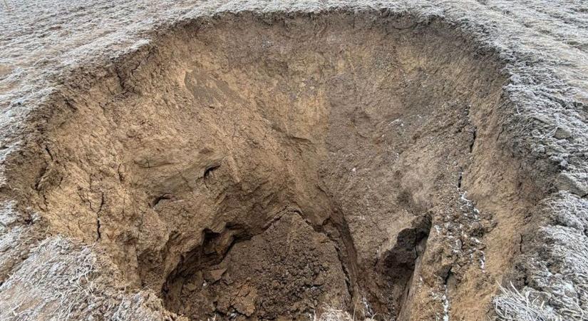 Kettészakadt a föld az ezer fős településen: életveszélyes kráter jött létre, a bányát okolják – senki se tudja, hogy történt