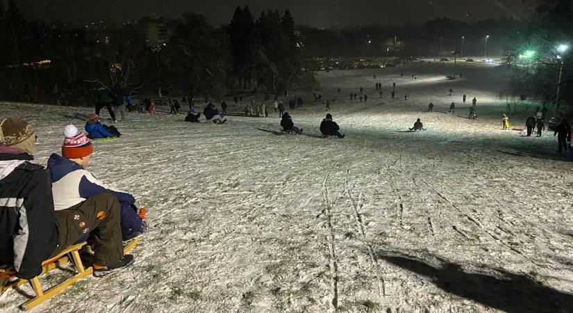 Ellepték a szánkósok a szombathelyi Emlékmű-dombot - fotók