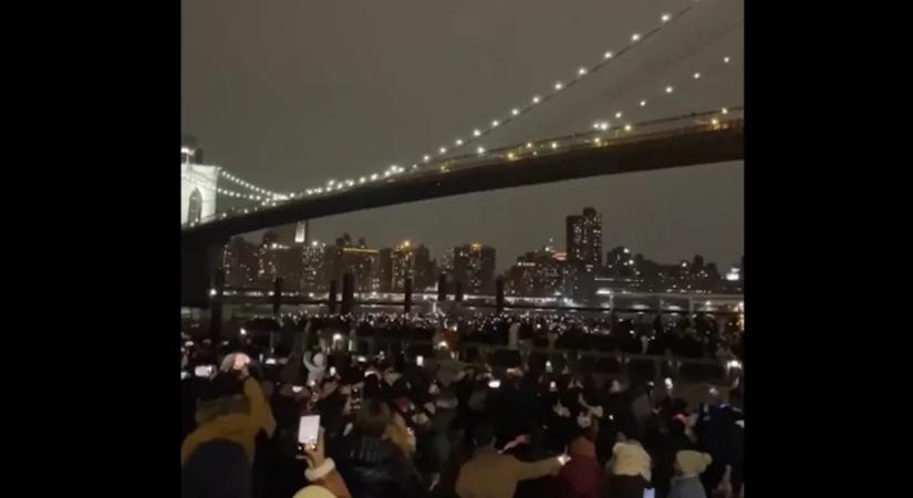 Tűzijátékra áhítozó tömegeket vertek át New Yorkban szilveszterkor