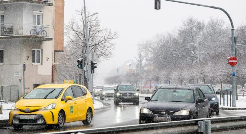 Országszerte lassítja a forgalmat az erős havazás a autópályákon