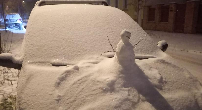 Havazás - hóember a motorháztetőn