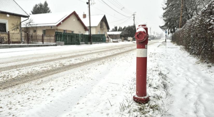 Egyre nehezebben járhatóak az utak Zalában: így lepte be a hó a tájat (galéria, videó)