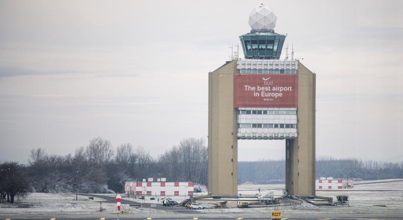 Drámai jelenet a magyar repülőtéren: elakadt egy gép, 176 utas rekedt a fővárosban